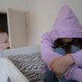 O fetiţă româncă şi-a anunţat profesoara că mama ei vrea să o vândă pe 3000 de euro. Cum a reuşit să evadeze