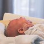 Un bebeluș opărit cu apă fiartă a fost la un pas de moarte după ce părinții l-au tratat cu leacuri băbești