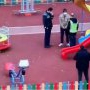 Violența extremă filmată la un loc de joacă: un bărbat din Hunedoara a agresat doi copii