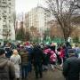 Radiografia primei zile de școală după 3 luni de online: părinți și bunici care au uitat de orice regulă de distanțare