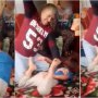 Un tată este filmat în timp ce își bate băiețelul cu o scândură, iar mama, zâmbind, stă impasibilă deoparte