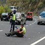 Scene emoționante! Un ofițer de poliție consolează un băiețel de 4 ani după un accident de mașină, îmbrățișându-l în mijlocul șoselei