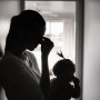 O mamă din Vâlcea și-a abandonat nou-născutul într-o scară de bloc pentru că soțul ei nu își dorea copilul