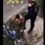 Un jandarm este filmat în timp ce lovește un copil. Replica lui este șocantă!