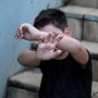 România, țara copiilor abuzați! Un băiețel lovit în timpul orelor de tatăl unei colege, sub privirile profesoarei, un altul bătut în autobuzul școlar