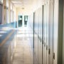 Doi elevi de gimnaziu din Călărași au întreținut relații intime în toaleta școlii. Directorul a știut, dar a încercat să mușamalizeze cazul