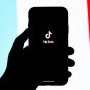 Altă victimă pe TikTok! O fetiță a fost găsită fără suflare în baie după o provocare