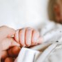 Primul caz din lume: bebeluș născut cu anticorpi Covid-19. Mama fusese vaccinată cu Moderna