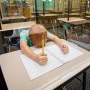 Elevii unei clase primare din Bihor nu vor să se mai ducă la școală, după ce învățătoarea lor a murit de Covid