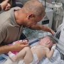 Minunea din Palestina: bebeluș găsit viu la pieptul mamei moarte după bombardament