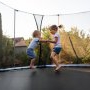 Solicitare într-un cartier rezidențial: copiii să nu se joace afară înainte de ora 9 dimineața