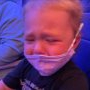 Scandal in avion: o însoțitoare de zbor i-a spus unei mame că îi dă lipici să lipească masca de fața fetiței ei de 2 ani care plângea