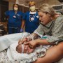 Ce se întâmplă când o asistentă de la neonatologie naște? Devine mama anului când își consultă propriul nou-născut