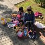 Copilărie pierdută! Povestea celor două fetițe din Roman care își vând jucăriile ca să plătească facturile