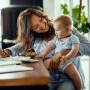 Studiu: copiii cu părinți care lucrează de acasă au un somn mai bun