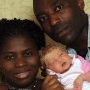 Bebelușul miracol: un cuplu de nigerieni a adus pe lume un copil alb. Cum explică știința acest mister