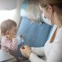 O mamă nu reușea să își calmeze bebelușul în avion. Ce a făcut însoțitorul de zbor a uimit pe toată lumea