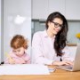 Cinci beneficii ale mamelor care lucrează