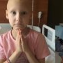 "De azi, puiul meu nu mai poate alerga." Ajutorul cerut de o mamă pentru fetița ei bolnavă de cancer, care a rămas fără un picior