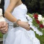 Arestați la propria nuntă pentru că mireasa purta rochia de mireasă furată de la fosta soție a mirelui