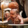 Un preot a botezat greșit copiii timp de 20 de ani. Toate slujbele trebuie refăcute