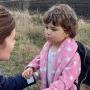 În halat și cu ghiozdanul în spate. Povestea Emei, fetița de 3 ani găsită de polițiști pe marginea unui drum din Buzău
