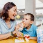 Mâncatul emoțional la copii: nu cumva este vina mamei?