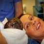 O mamă a aflat că bebelușul din pântece nu este al ei și a fost nevoită să îl dea imediat după naștere