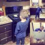 O mamă este criticată pentru că postează poze cu fiul ei făcând treburi casnice
