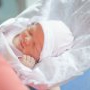 De ce țin bebelușii pumnii strânși: explicația specialiștilor