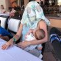 Unei mame care își alăpta bebelușul în public i s-a cerut să se acopere așa că s-a conformat! Gestul ei a generat multe comentarii