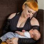 O tânără de 24 de ani s-a inseminat singură cu un kit cumpărat de pe internet. Acum este o mamă fericită