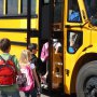Momentul filmat când o mamă confruntă șoferul autobuzului de școală care țipă la copiii ei