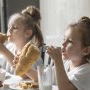 „Ia cu pâine, mami!” De ce mamele din România încurajează copiii să mănânce mereu cu pâine