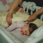 De ce transpiră bebelușii în somn? Când apar motive de îngrijorare