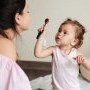 Ce spune pediatrul despre mama care a epilat cu ceară sprâcenele fetiței ei de 3 ani