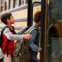 Elevii primesc bani pentru navetă în avans. Cu cât este majorată suma, conform autorităților