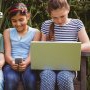Cum putem încerca să monitorizăm și să reducem timpul petrecut de copii în fața ecranelor?