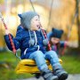 Vacanța se apropie. Iată 5 piese vestimentare care să nu lipsească din garderoba copilului tău