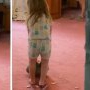 O mamă a fost acuzată că-și abuzează copiii după un video în care fetița ei de patru ani tragea de picioare bebelușa de patru luni