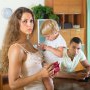 Soția mea este în concediu de creștere copil și îmi cere mie bani. Simt că mă tratează ca pe un bancomat