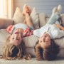 Două fetițe de patru și cinci ani au devenit cele mai bune prietene după ce au fost diagnosticate în aceeași zi cu cancer