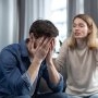 Soția mea însărcinată vrea ca eu să renunț la job și să rămân acasă pentru a avea grijă de copil