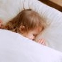 O mamă susține că a găsit metoda perfectă pentru a face copilul să doarmă toată noaptea. Îi dă în fiecare seară suc