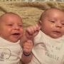 O mamă și-a dus gemenii identici la secția de poliție pentru că nu-i putea deosebi