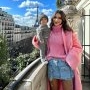 O mamă influencer a postat o imagine cu fiul ei pe un balcon în Paris și internauții o acuză că pune în pericol viața copilului