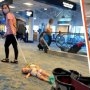 O mamă este criticată pentru că și-a târât bebelușul prin aeroport cu lesa