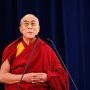 Momentul în care Dalai Lama sărută un băiețel pe buze. Acesta nu a fost singurul gest nepotrivit pentru care și-a cerut scuze
