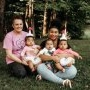 O adolescentă devenită mamă de tripleți prematuri a fost adoptată de asistenta care a ajutat-o la naștere