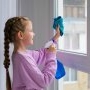 Curățenia de primăvară cu cei mici: ce treburi casnice pot face copiii, în funcție de vârstă